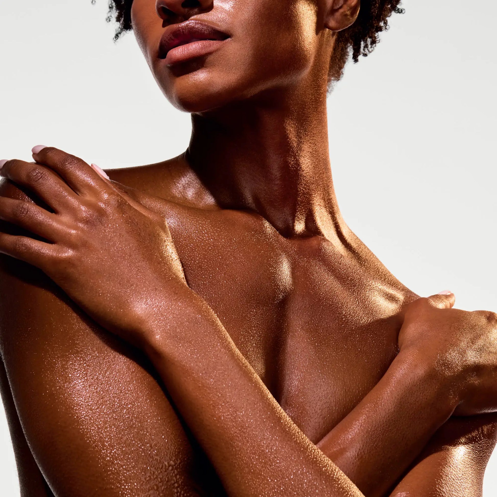 the-glow-getter-multi-oil-body-scrub-m6 NATR-40028-Alt-Image-The_Glow_Getter_Multi-Oil_Body_Scrub-06_1.webp